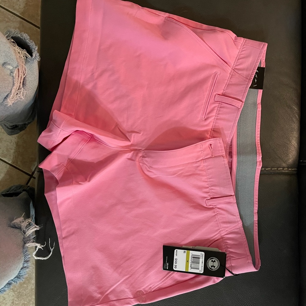 Women’s Under Armour Golf Shorts. NWT ‼️